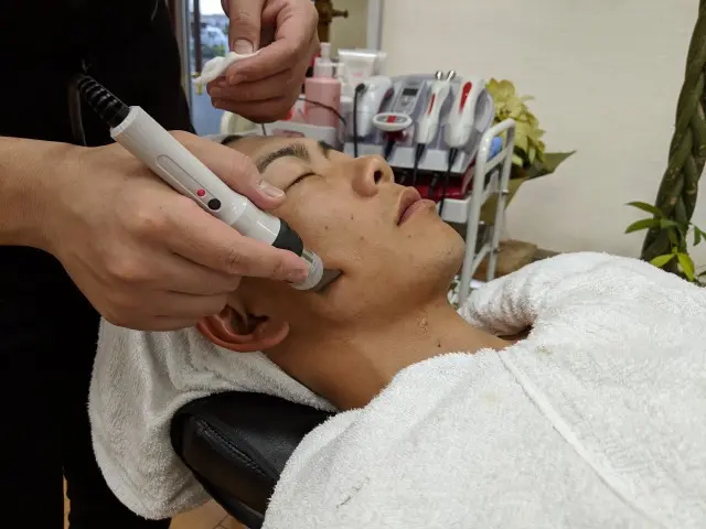 杉戸の理容室（床屋） Historic Barber Akimotoが手掛ける美容院には真似できないコアデザイン施術風景